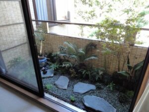 Arrange a Japanese garden in the condo. Steps